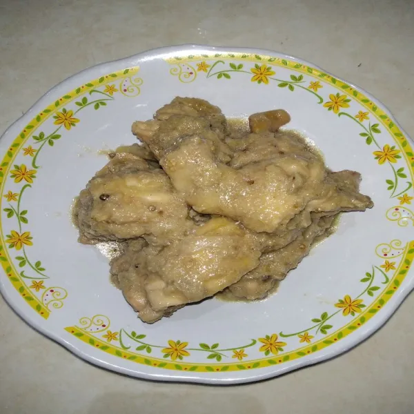 Setelah ayam matang, sajikan dan tuang kuah areh di atas ayam