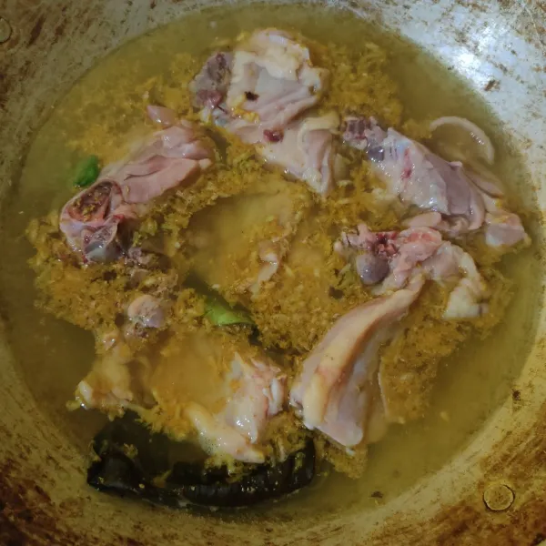 Didihkan semua bumbu ungkep, tes rasa lalu masukkan ayam, aduk rata (tutup wajan, api sedang).