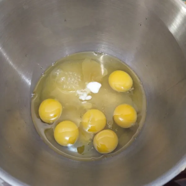 Langkah yang pertama pecahkan telur, tambahkan sp bacing powder, aduk hingga putih kental berjejak.