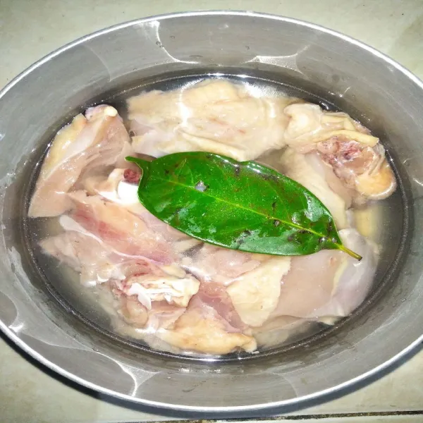 Cuci bersih ayam, beri daun salam