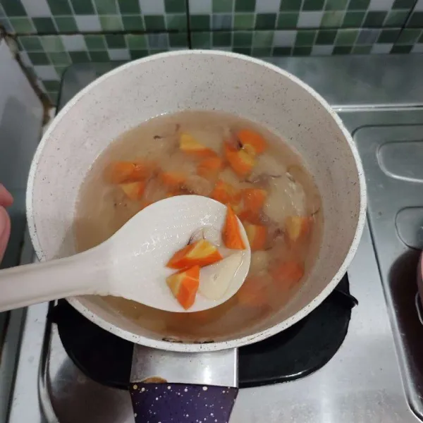 Masukkan wortel lalu rebus hingga empuk.