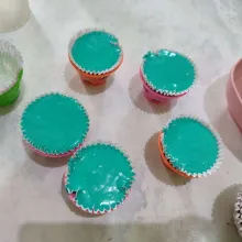 Tuang ke dalam cup bolu kukus hingga cetakan penuh.