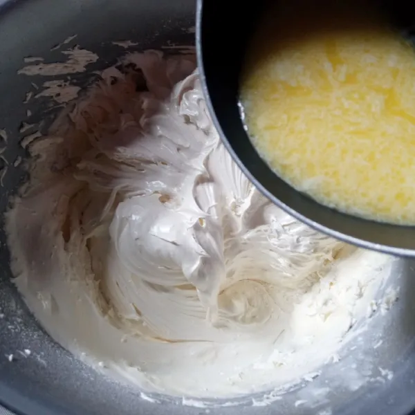 Hangatkan suau dan mentega, aduk sampai mentega cair, tuang ke adonan, aduk balik menggunakan spatula.