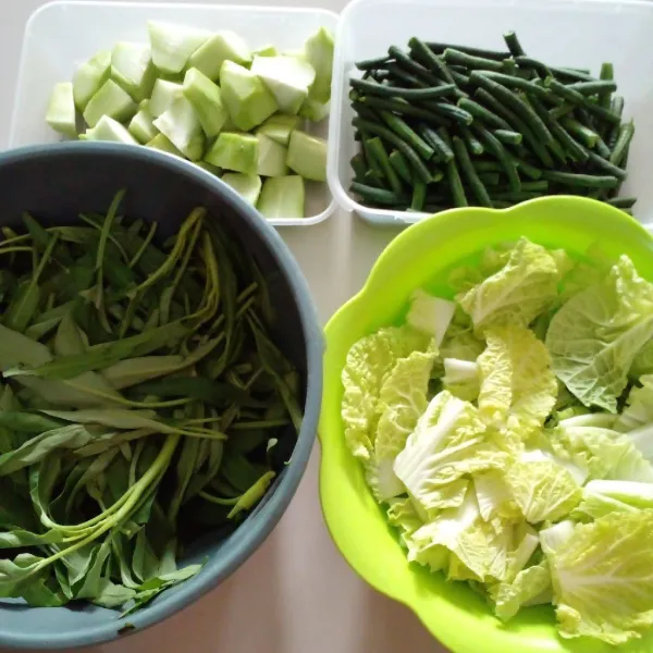Cuci bersih sayuran, lalu rebus hingga matang.