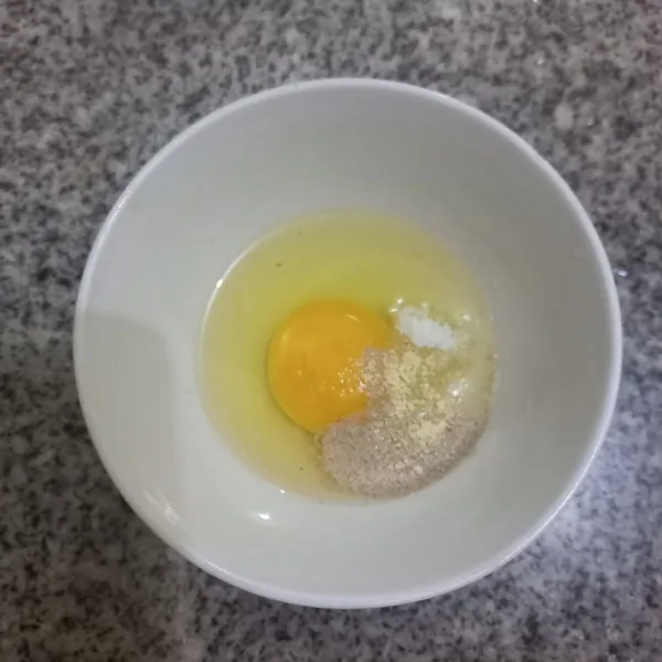 Kocok lepas telur beserta garam, kaldu jamur, dan merica bubuk.