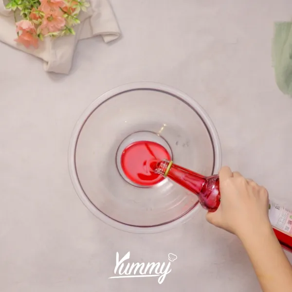 Masukkan sirup merah dan air putih ke dalam wadah, kemudian aduk merata.