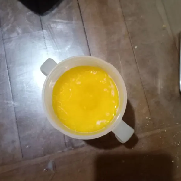 Masukkan UHT, telur & margarin cair. Aduk rata.