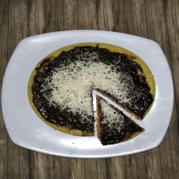 Olesi mentega, coklat batang dan keju, tunggu hingga coklat leleh dan sajikan.