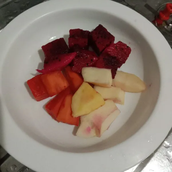Siapkan buah-buahan.