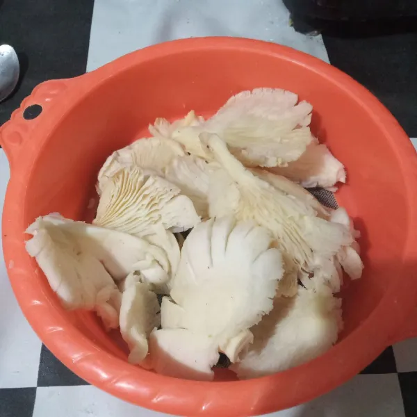 Siapkan jamur yang digunakan, cuci bersih lalu peras airnya.