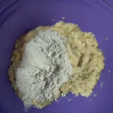 Masukkan tepung terigu, aduk rata.