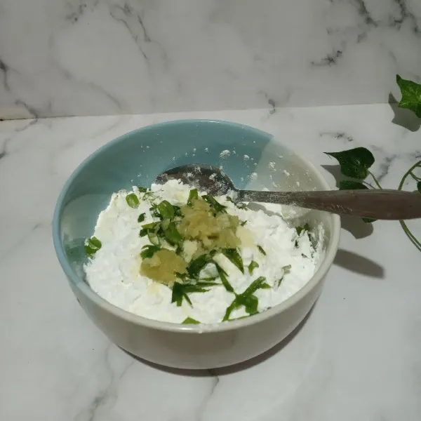 Campur tepung tapioka, tepung terigu, penyedap rasa, daun bawang dan bawang putih.