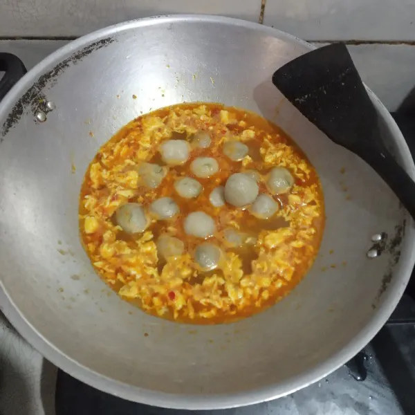 Masukkan bakso aci, beri garam, gula dan penyedap. Masak selama 8 menit.