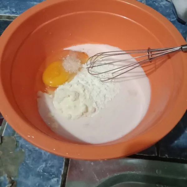 Masukkan tepung terigu, gula, kental manis, susu bubuk, garam, telur ke dalam wadah.
