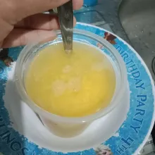 Tuang ke dalam gelas saji. Lalu tuang lagi 100 ml air. Beri madu, aduk sampai madu larut.