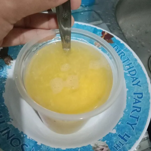 Tuang ke dalam gelas saji. Lalu tuang lagi 100 ml air. Beri madu, aduk sampai madu larut.