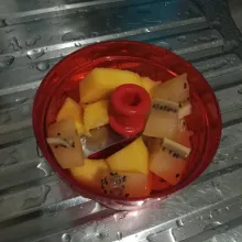 Masukkan buah dan 80 ml air ke dalam blender.