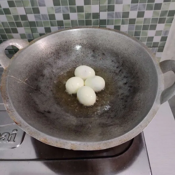 Panaskan minyak goreng, goreng telur hingga sedikit berkulit kemudian angkat dan tiriskan minyaknya.