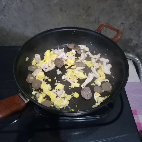 Ceplok telur dan orak-arik. Kemudian masukkan daging ayam dan bakso. Masak sampai daging ayam berubah warna.