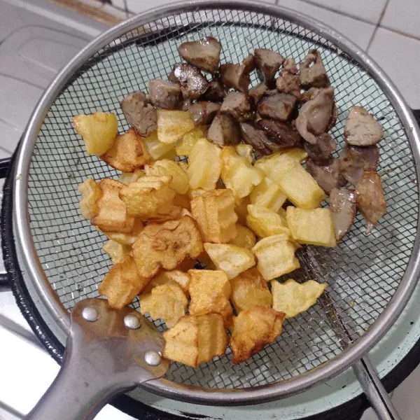 Potong-potong sesuai selera kentang dan ati ampela, kemudian goreng.