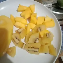 Siapkan kiwi dan mangga.