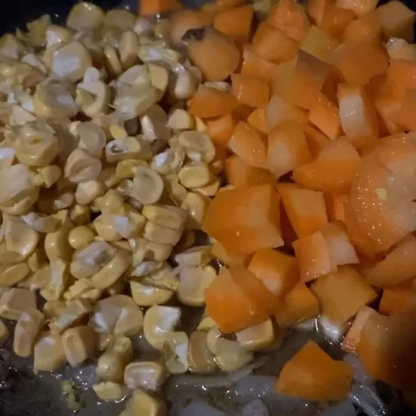 Masukkan wortel dan tauge, masak sampai layu.