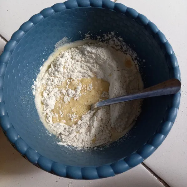 Masukan tepung terigu, vanili, baking powder, soda kue dan garam aduk rata.