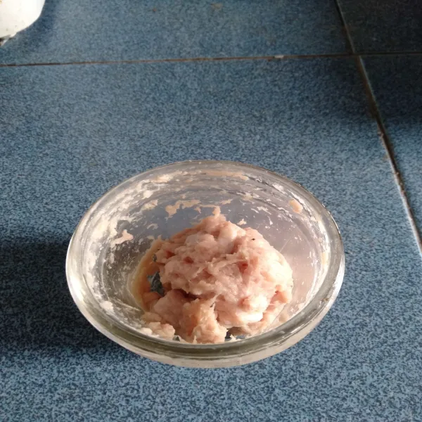 Haluskan ayam menggunakan blender sampai membentuk adonan