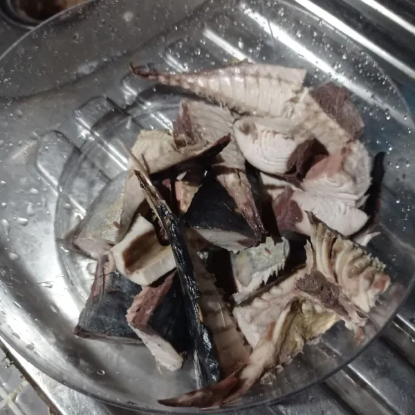 Buang duri dan kepala tongkol, potong potong lalu cuci bersih.