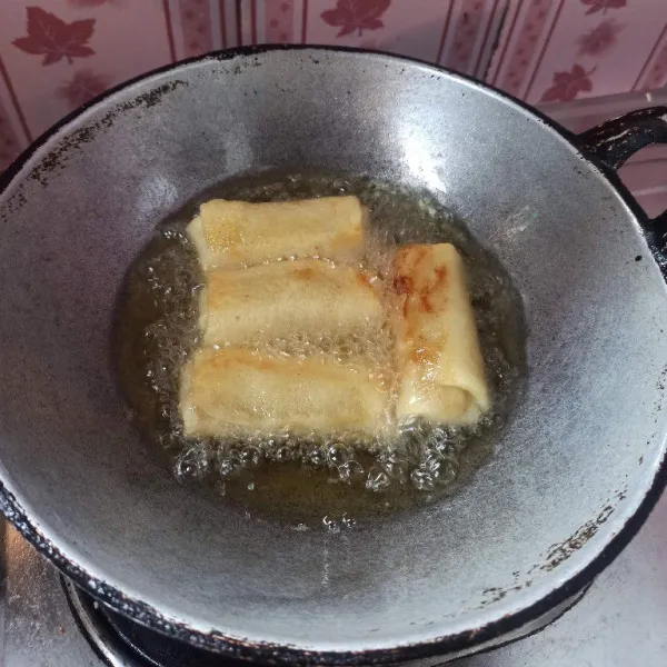 Panaskan minyak goreng secukupnya, masukkan lumpia goreng hingga matang.