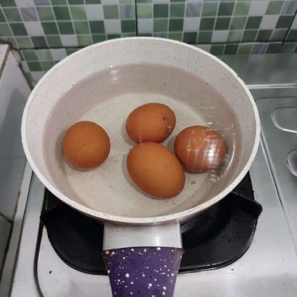 Rebus telur hingga matang kemudian tiriskan.