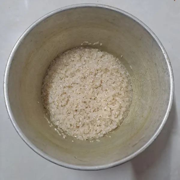 Cuci bersih beras. Masukkan dalam panci.