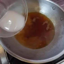 Selanjutnya tuang larutan maizena.
