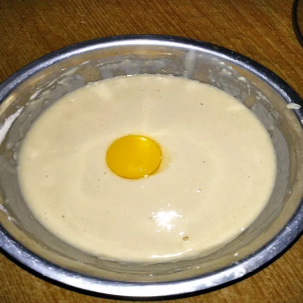 Tambahkan 1 butir telur dan air, aduk lagi hingga rata.