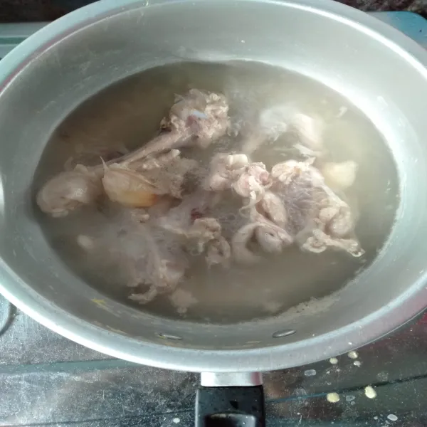 Rebus tulang ayam sampai matang