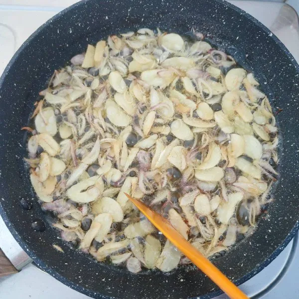 Panaskan minyak goreng, goreng bawang merah dan bawang putih hingga kuning keemasan. Angkat dan tiriskan.