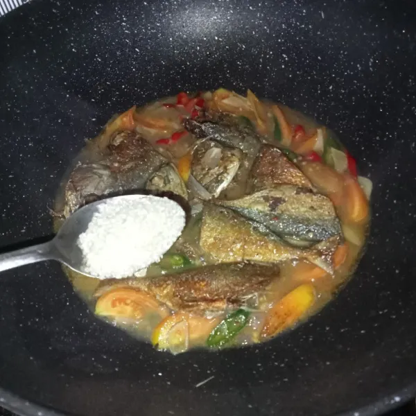 Setelah mendidih, masukkan ikan peda goreng, garam, gula pasir dan kaldu jamur, masak sampai ikan meresap.