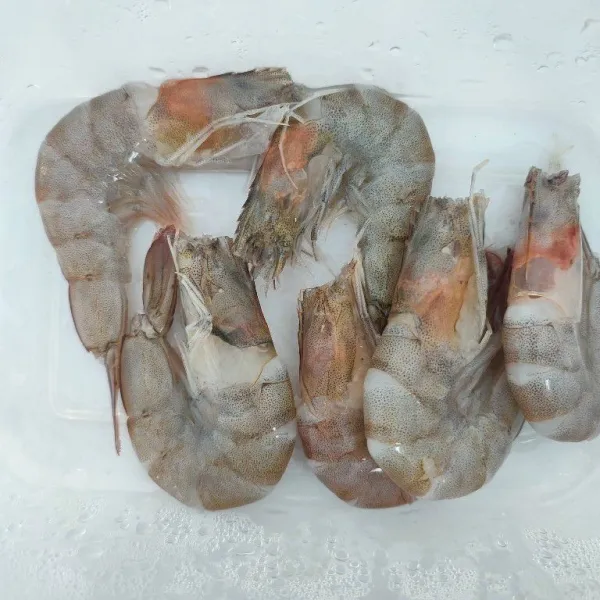 Bersihkan udang, buang kotoran di kepala dan punggung udang. Cuci bersih.