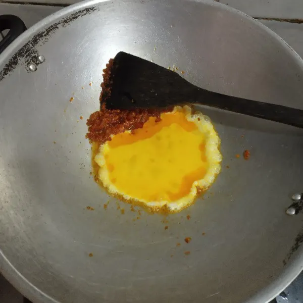 Masukan telur kocok, lalu orak-arik.