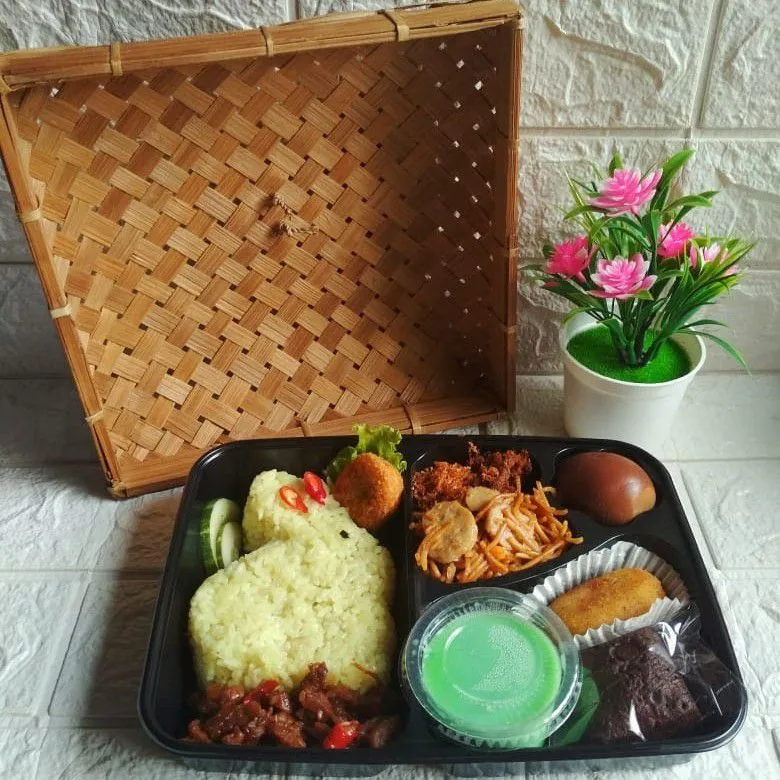 Nasi Kuning Bento Karakter