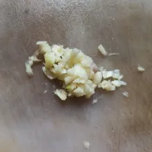 Kupas bawang putih kemudian cincang.