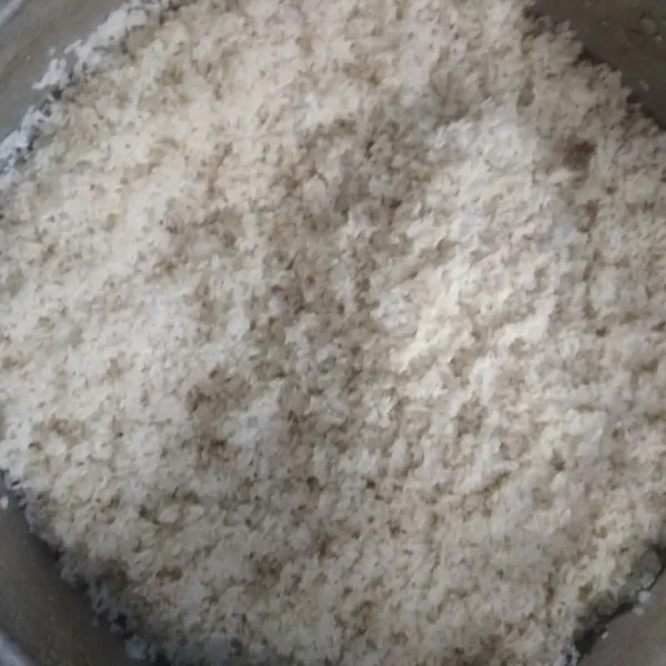 Cuci bersih beras dan beras ketan sebanyak 3x kemudian panaskan kukusan. Setelah mendidih, masukkan campuran beras dan beras ketan kemudian kukus selama 30 menit.