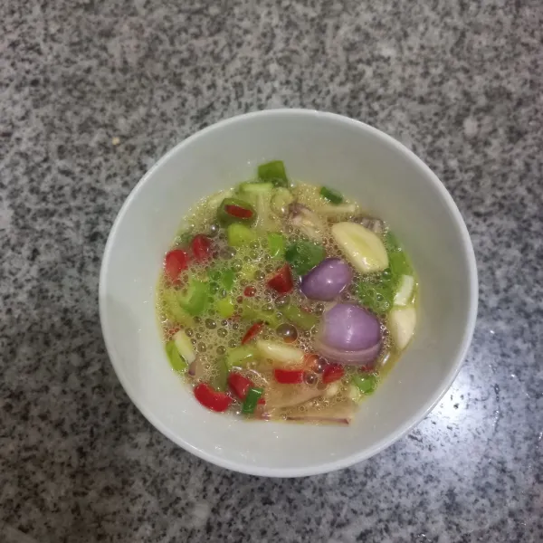 Aduk rata telur.