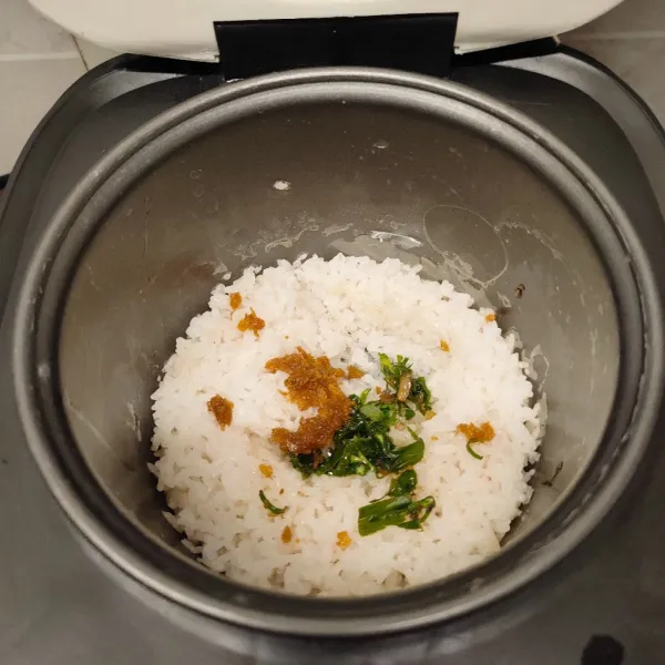 Masak nasi hingga matang, campurkan dengan daun jeruk, minyak bawang putih dan kaldu jamur.