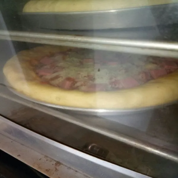 Panaskan oven dengan suhu 200 dc, panggang pizza sampai matang selama 25 menit. Sesuaikan waktunya dengan oven masig - masing ya.