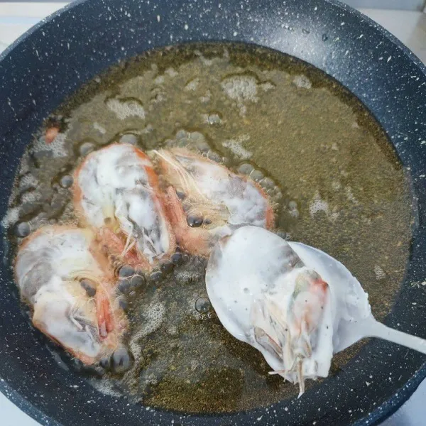 Di wajan yang sama, goreng udang hingga matang. Angkat dan tiriskan.