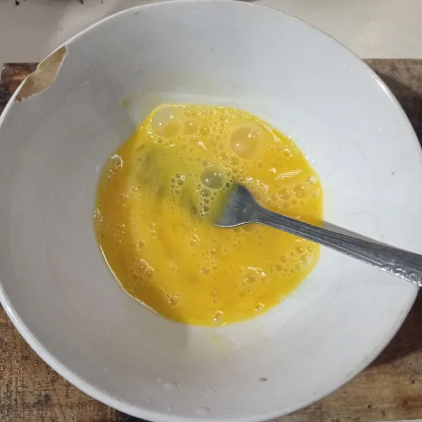 Kocok lepas telur, air, garam, lada dan kaldu bubuk.