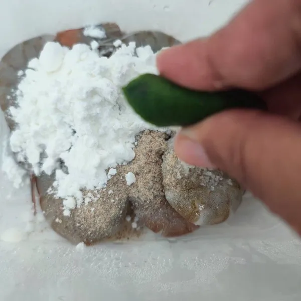 Tambahkan garam, tepung maizena, merica bubuk dan perasan jeruk nipis. Aduk rata.