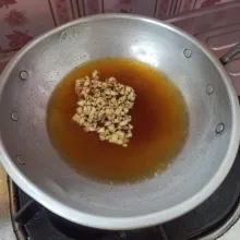 Campur air, gula dan garam, masak hingga mendidih.