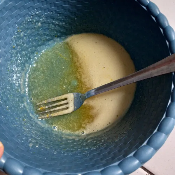 Kocek telur dan gula pasir menggunakan garpu sampai gula larut.